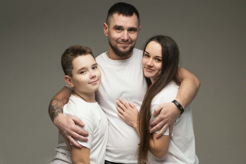 Після загибелі брата на війні лучанка створює атласні квіти, які ставлять на могилах військовослужбовців