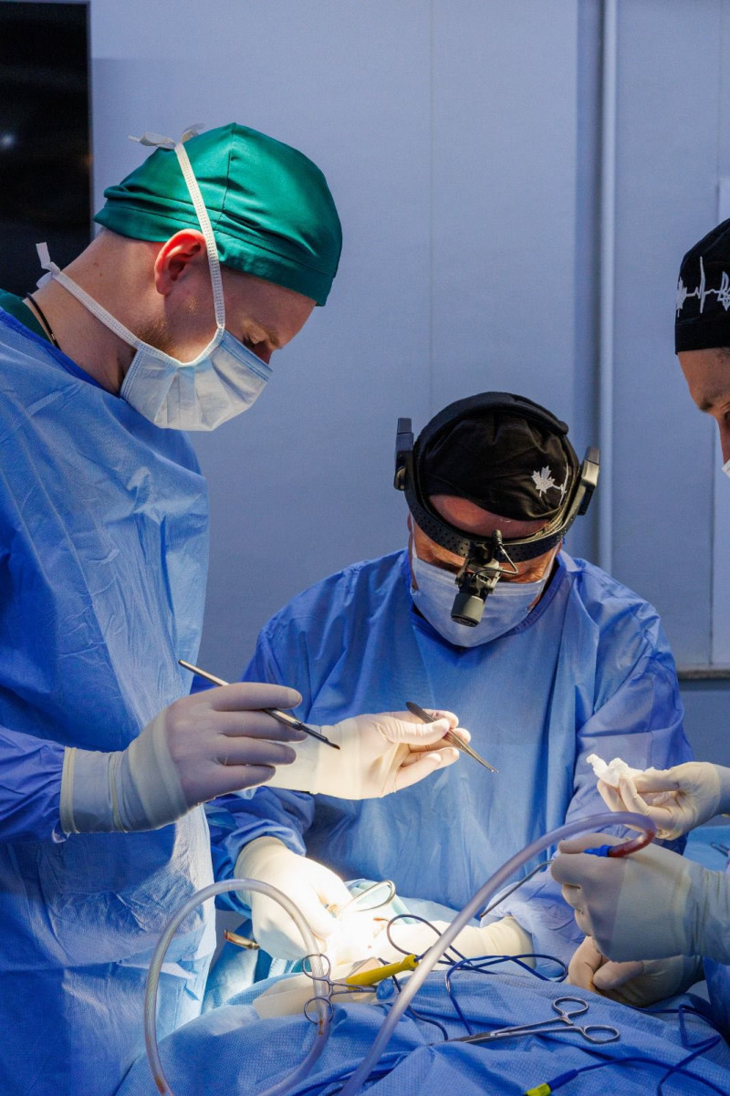 У Волинській обласній лікарні канадські хірурги безкоштовно прооперували поранених військових