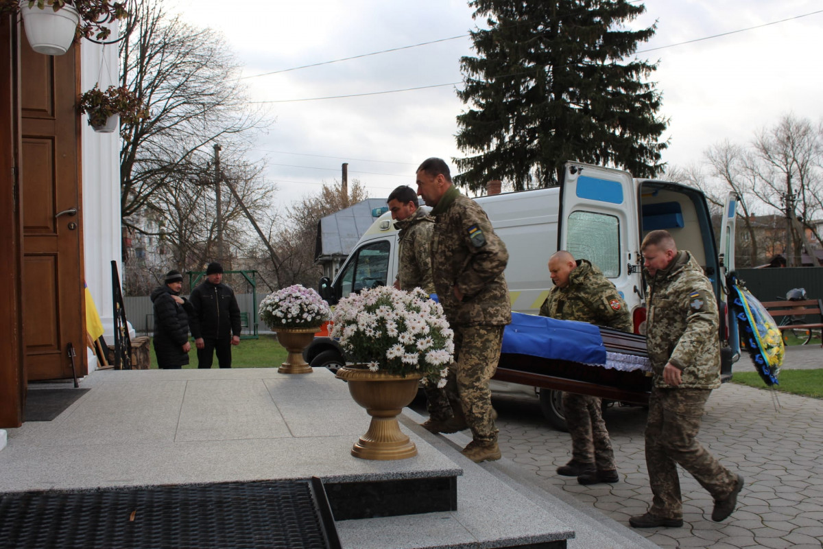 Донька та син втратили батька: на Волині попрощались із Героєм Василем Мартинюком