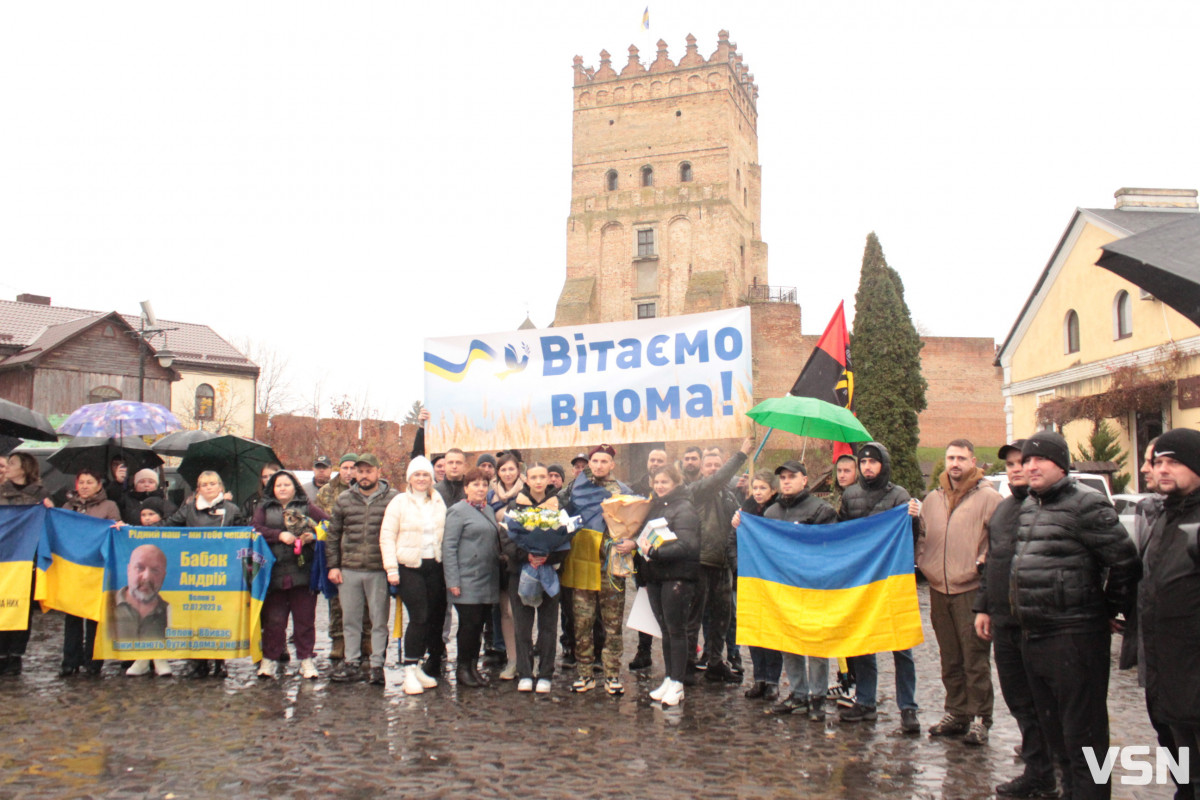 Після трьох років полону у Луцьку зустріли захисника Віталія Глєбова