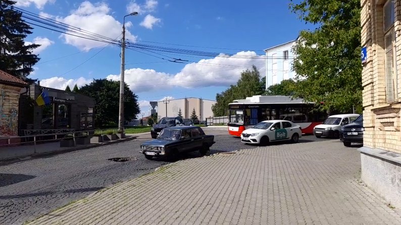 Неподалік міської ради Луцька через рух тролейбуса утворилося провалля