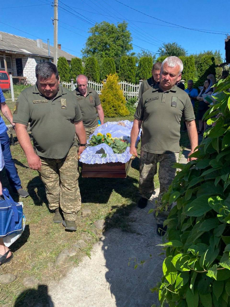 Повернувся назавжди «на щиті»: на Волині попрощалися з Героєм Віталієм Крикуном
