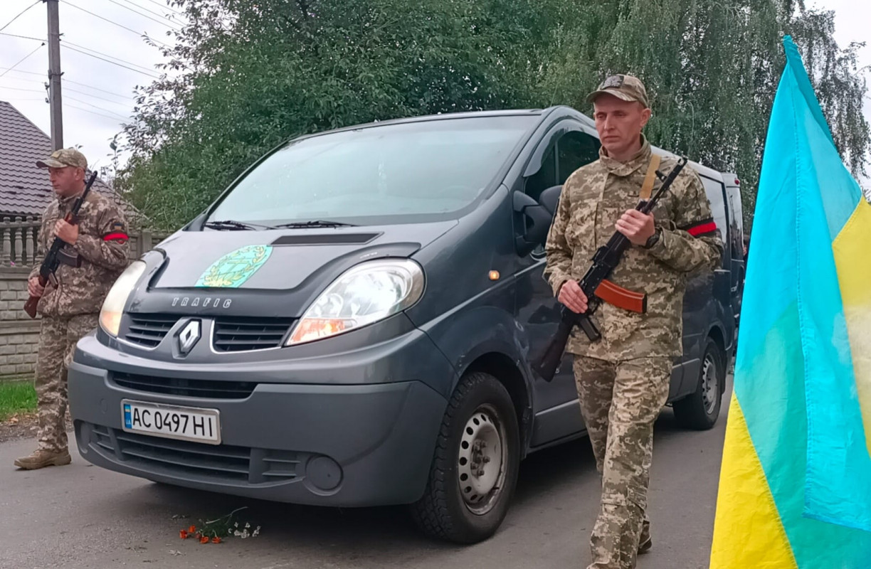 Лишилися дружина, три дочки та два сини: на Волині попрощались із Героєм Сергієм Климчуком