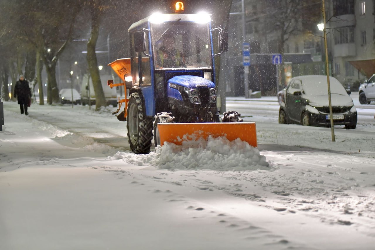 На вулицях Луцька працює снігоочисна техніка. Фото