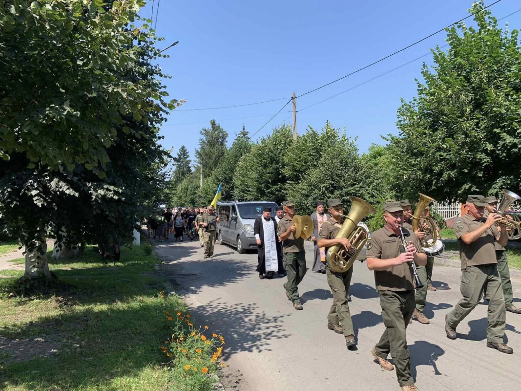 Щирий і добрий син, чоловік, товариш: на Волині попрощалися з молодим військовим. Фото