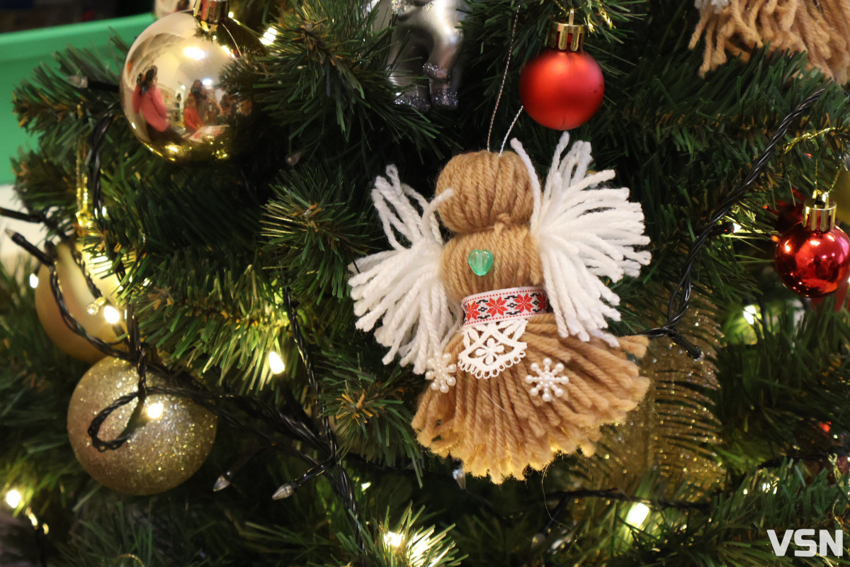 На Волині у лікарняних палатах засяяло свято: поліцейські подарували дітям день усмішок