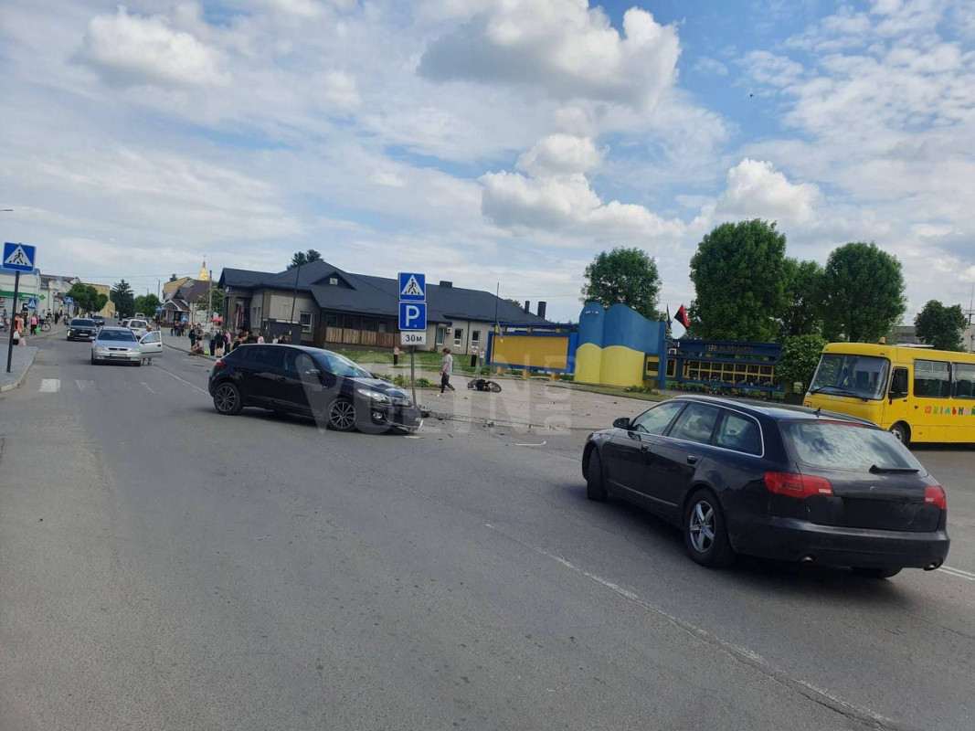 У місті на Волині зіткнулися авто і мотоцикл: водія двоколісного госпіталізували