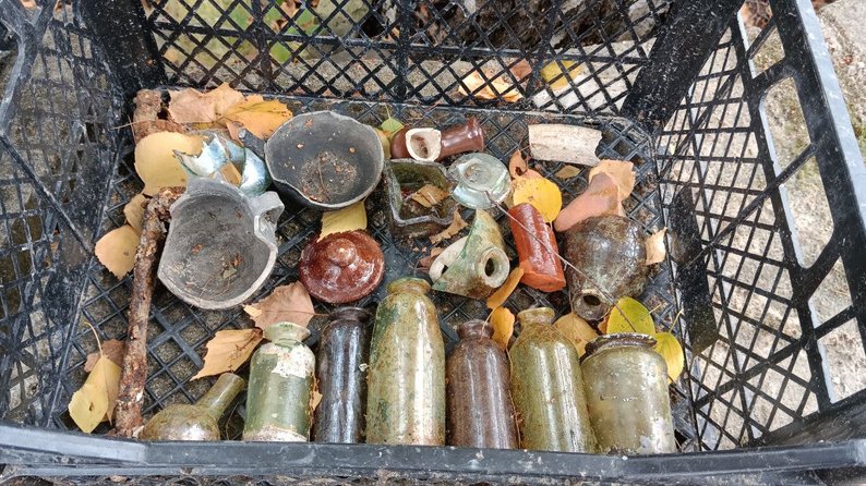 Полив’яні кахлі, скляні посудини та керамічні вироби: що знайшли археологи на території заповідника у Луцьку