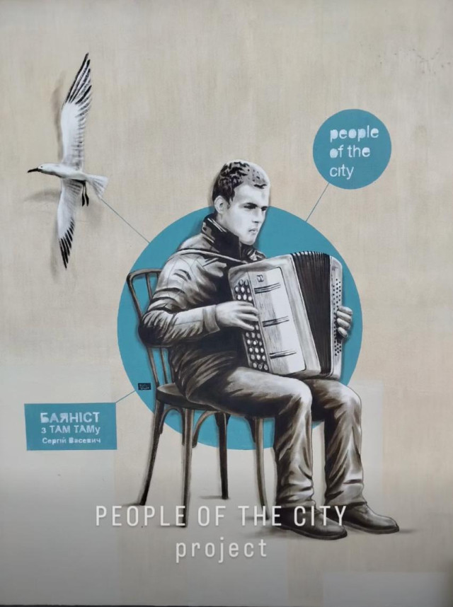 У Луцьку з’явився новий мурал із вуличним музикантом Сергієм Васевичем