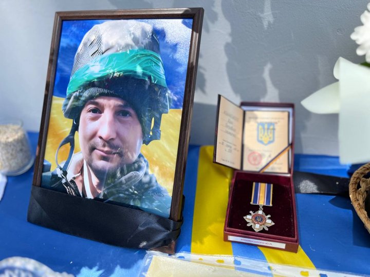 «Я пишу йому листи, які він ніколи не прочитає»: у Луцьку відкрили меморіальну дошку Герою Юрію Кошинському