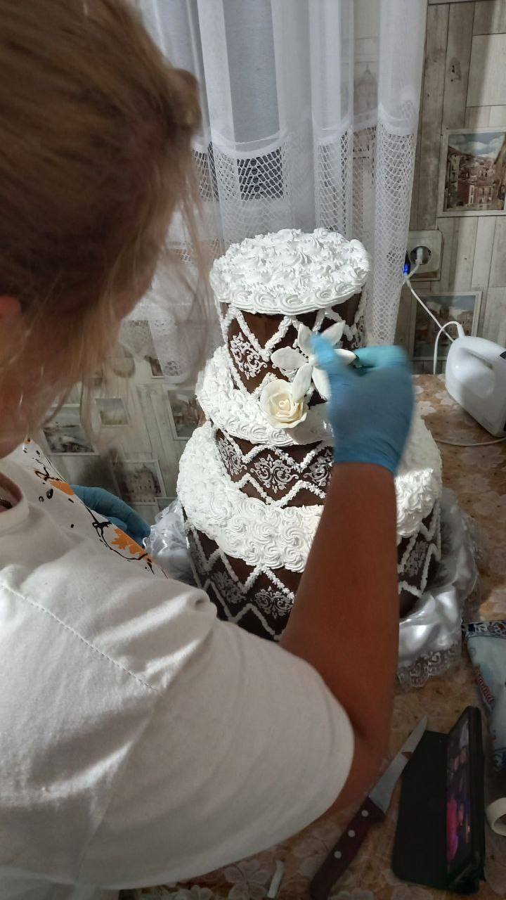 Майстриня з Волині пече короваї, які замовляють по всій Україні та за кордоном