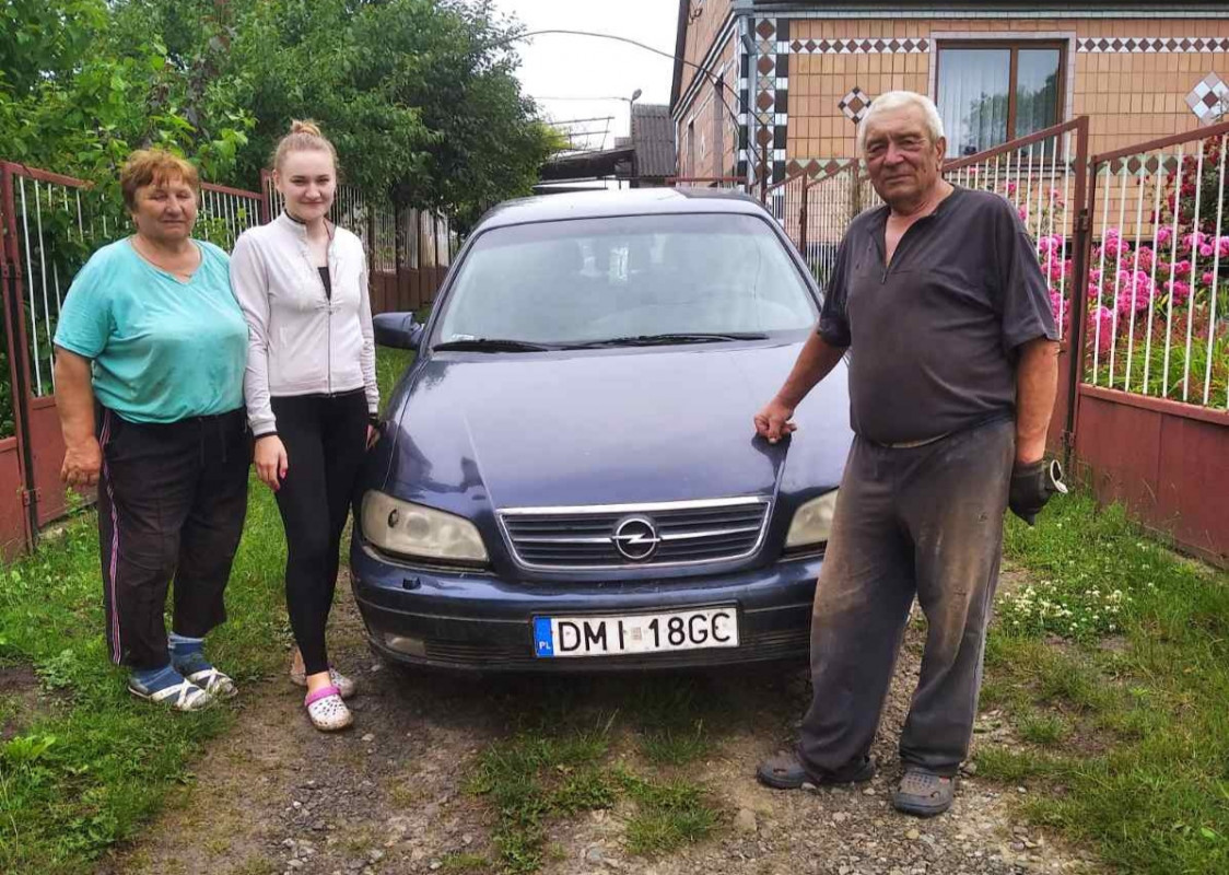 Родина з Волині передала власний автомобіль для потреб ЗСУ