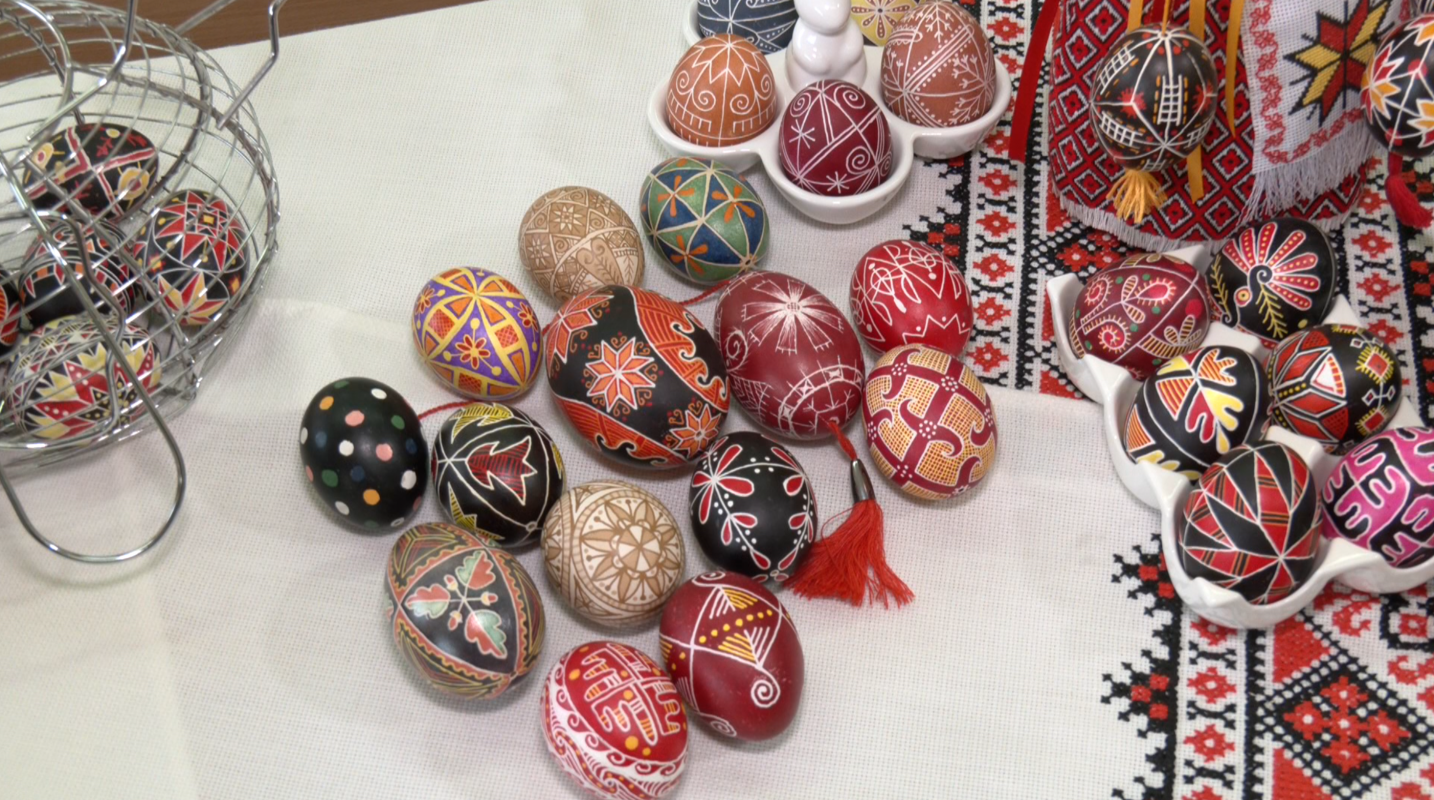 Понад 20 років займається писанкарством: майстриня з Луцька створює великодні яйця за давніми зразками
