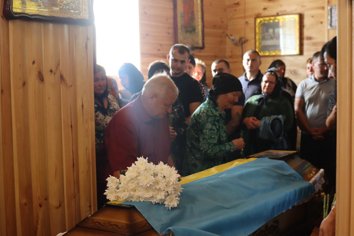 Загинув через місяць після дня народження: у Луцькому районі попрощались із полеглим Героєм Олегом Карпюком