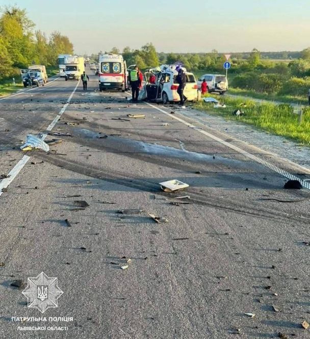 Вантажівка просто роздавила легковик: на Львівщині сталась страшна, смертельна ДТП. Фото