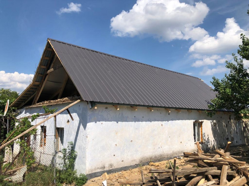 Будівельники з Волині перекрили 14 дахів у Благодатівці на Херсонщині