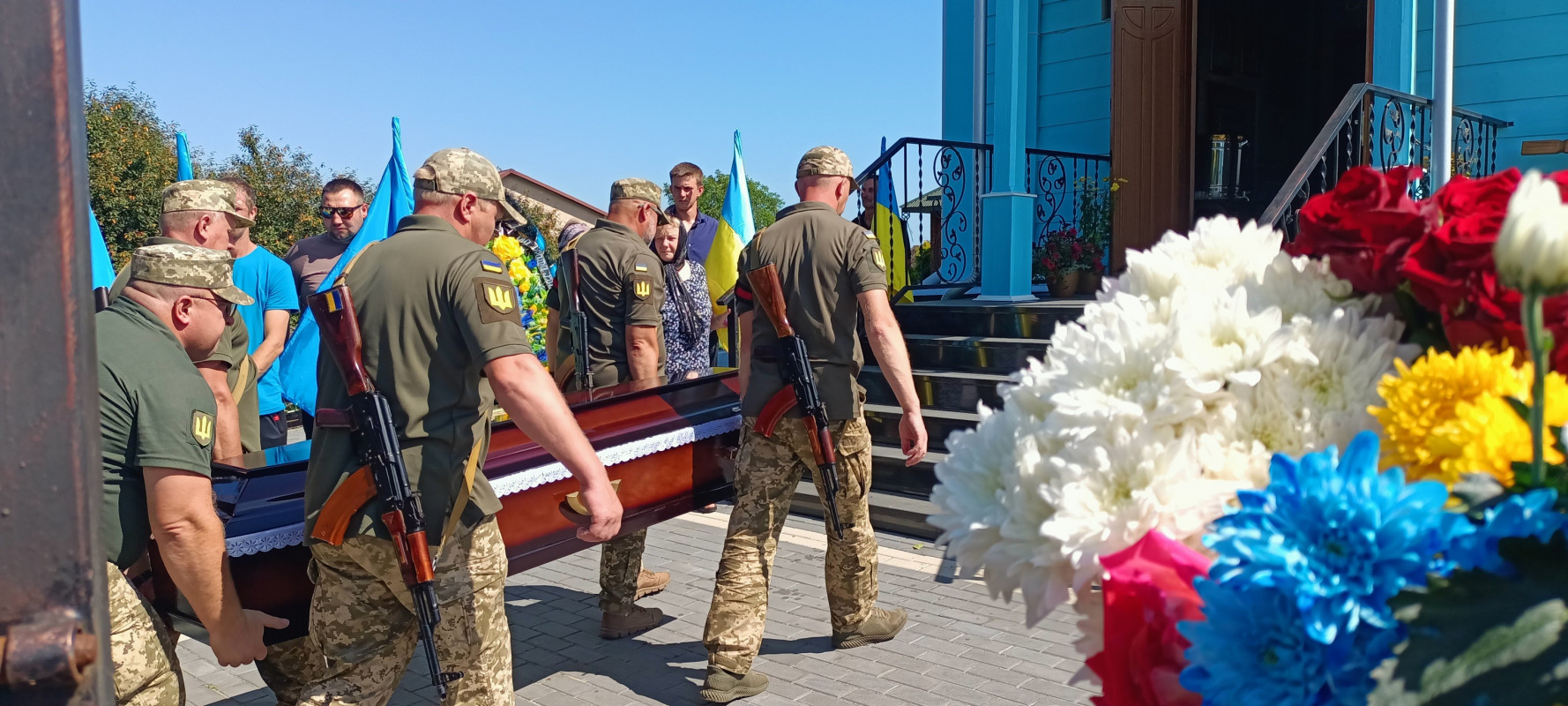 Три доньки втратили батька: на Волині попрощалися з Героєм Сергієм Петровим