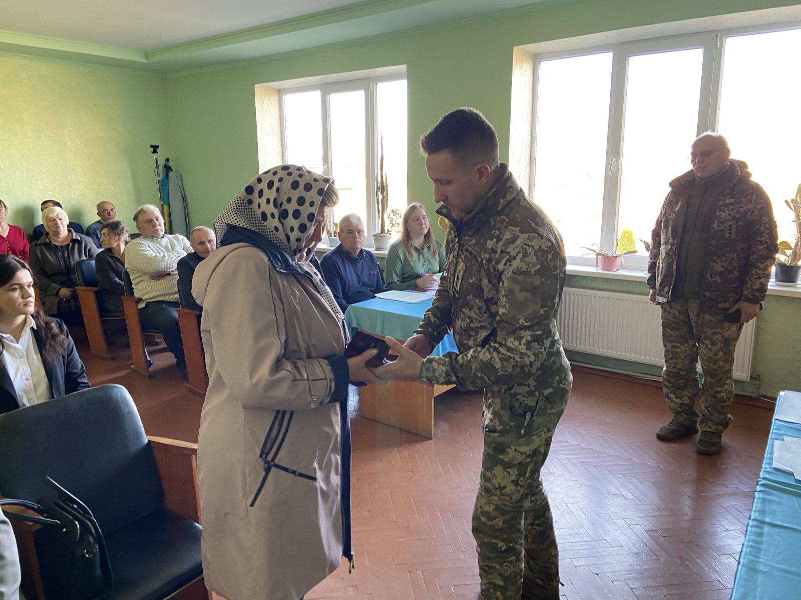 Загинув у бою за Україну: матері Героя з Волині вручили посмертну нагороду сина