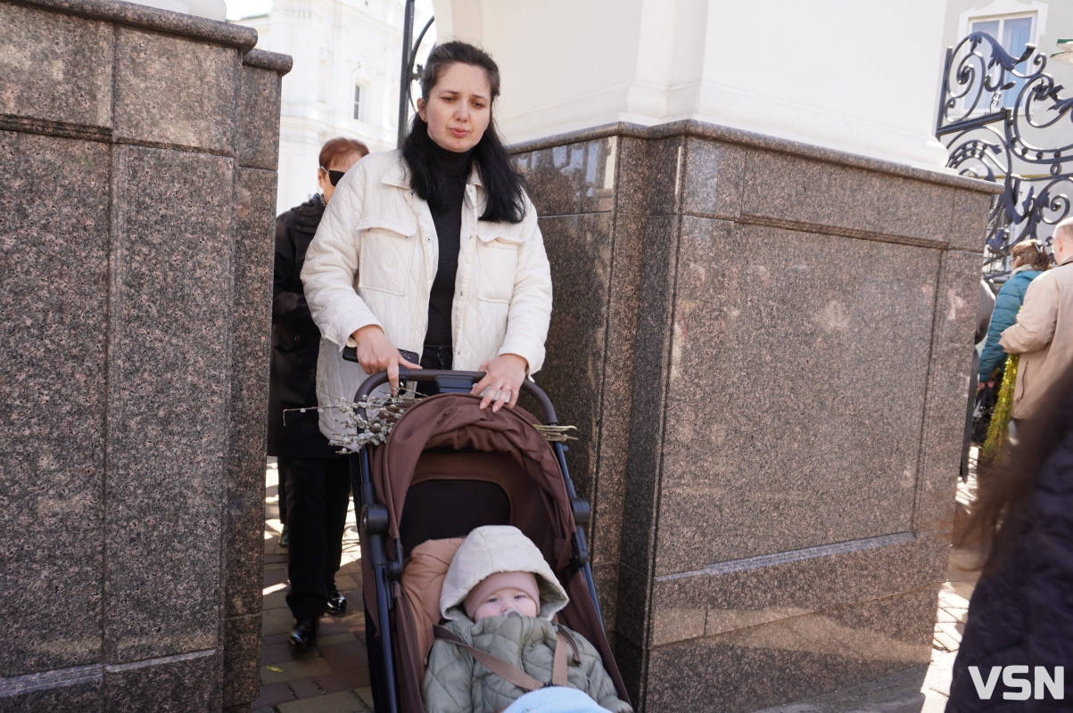 Сотні вірян прийшли освячувати вербу у головний собор Луцька. Фоторепортаж