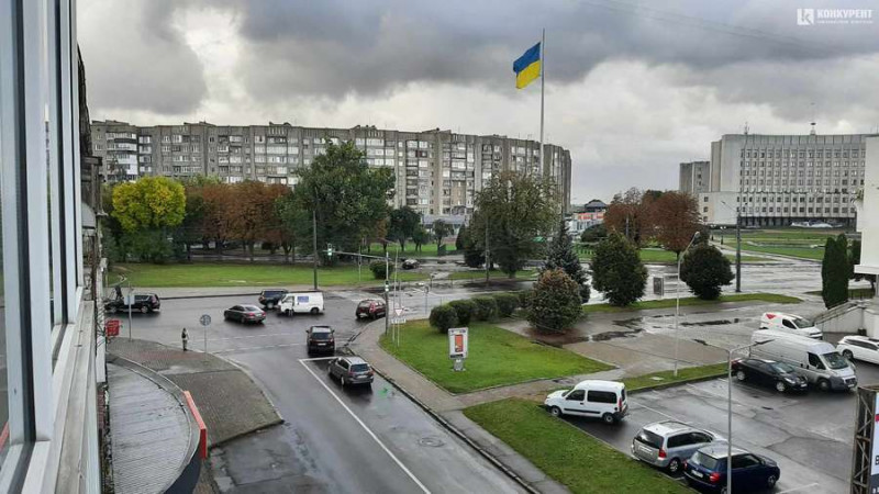 У Луцьку зіткнулися позашляховик і бус. Фото