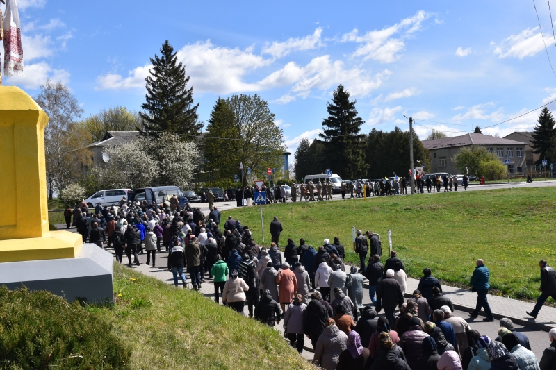 Коровай ділили на кладовищі: на Волині сотні людей прийшли попрощатися з Героєм Миколою Гацем