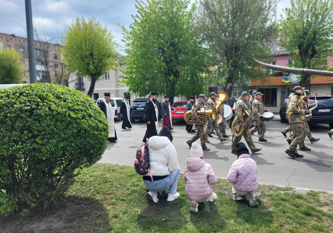 Понад півтора року вважався зниклим безвісти: на Волині провели в останню земну дорогу воїна Валерія Антонюка