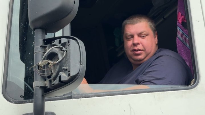 Палаючі фури, вирва на дорозі та вибиті вікна: що наробив російський дрон біля «Ягодина»