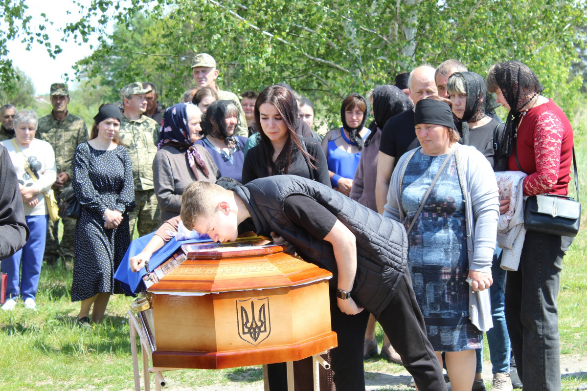 Рік і три місяці вважався зниклим безвісти: на Волині в останню земну путь провели Героя Павла Герасимчука