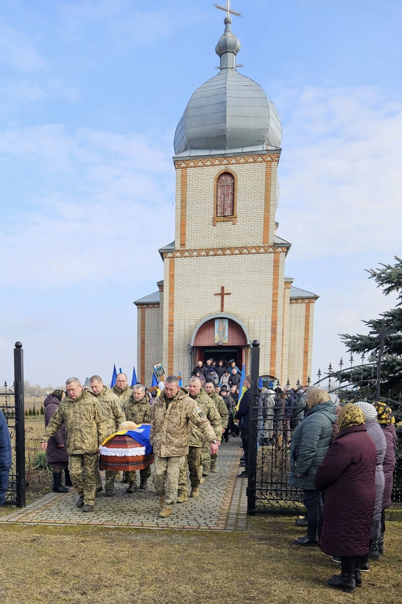 Батьки залишилися без сина, дружина - без опори, діти - без батька: на Волинь «на щиті» востаннє повернувся Герой Володимир Силка