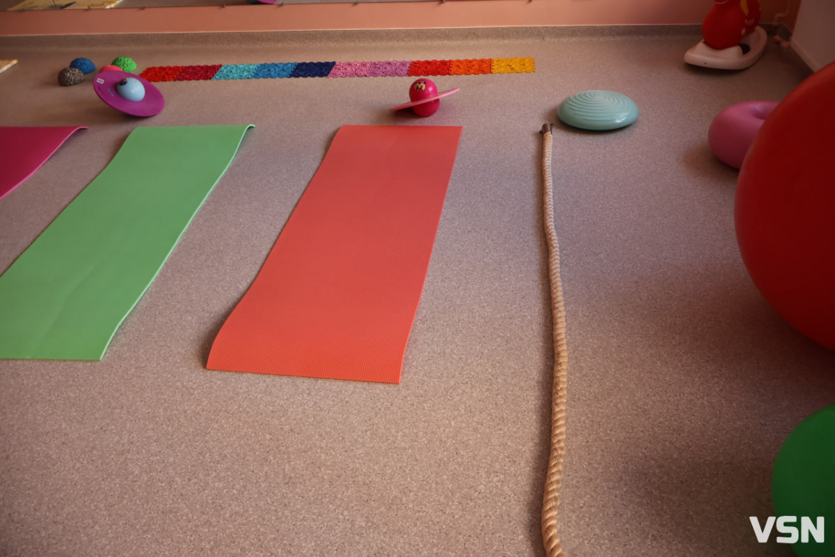 Сучасний простір для юних пацієнтів: у Луцькій дитячій поліклініці відкрили новий зал реабілітації