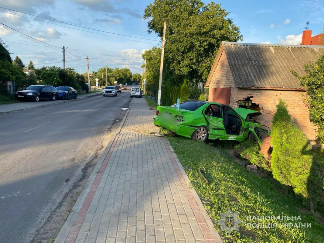Біля Луцька п'яний водій BMW злетів з дороги та в’їхав у чужий двір: травмувався 20-річний пасажир
