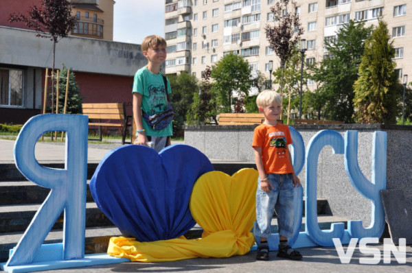 У Луцьку піснями, танцями та квітами збирали гроші для армії