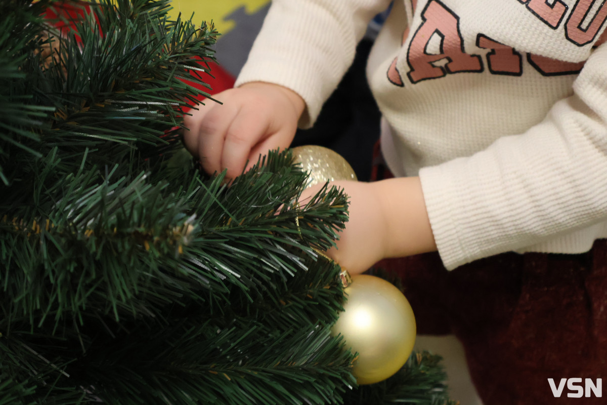 На Волині у лікарняних палатах засяяло свято: поліцейські подарували дітям день усмішок