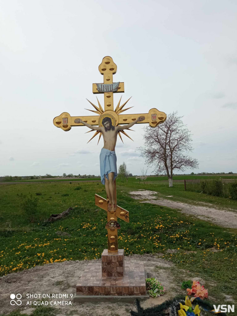 У Луцькому районі на честь загиблого сина-Героя батьки встановили хрест