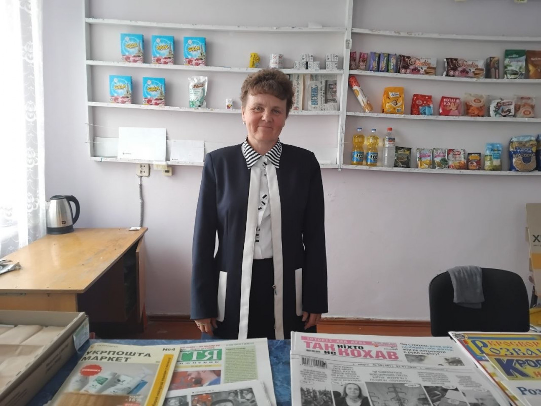 Її чекають у кожному селі: історія листоноші з Волині, яку люди називають «нашим Сонечком»