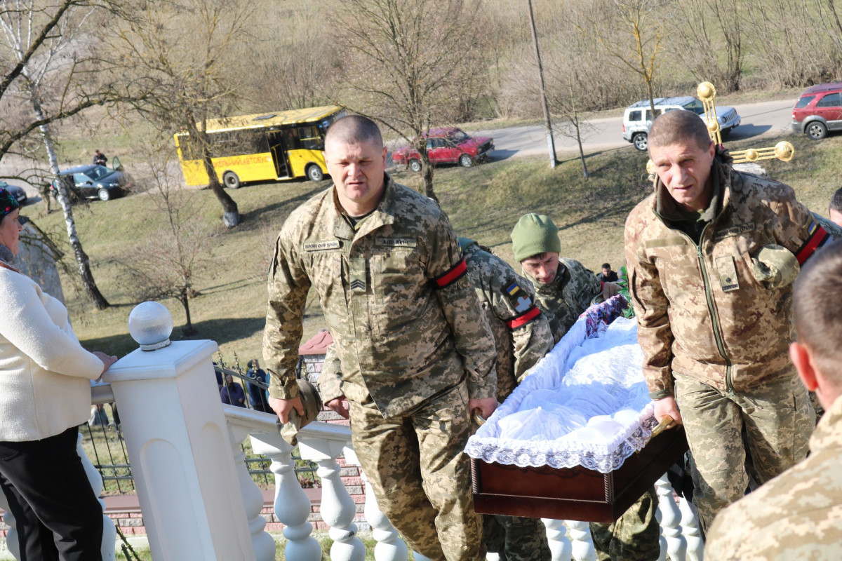 З перших днів вторгнення захищав Батьківщину: на Волині попрощалися з Героєм Василем Івановим
