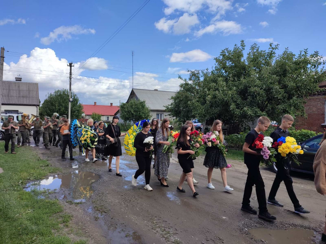 Воював у самому пеклі війни: у Луцькому районі попрощалися із молодим Героєм Олександром Назаруком