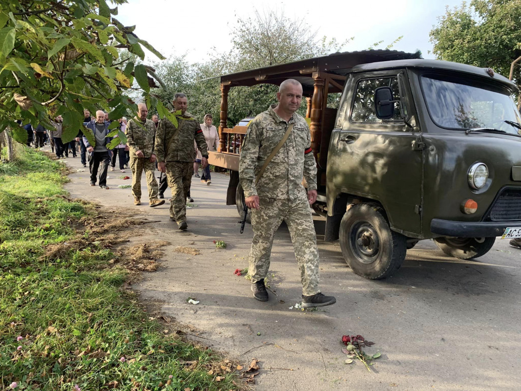 Помер на бойових позиціях: на Волині провели в останню дорогу захисника Олександра Юзвика