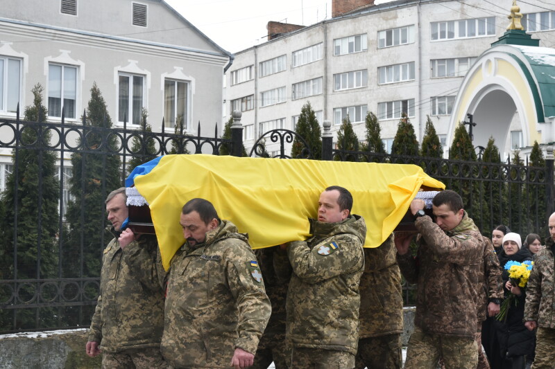 Загинув під час виконання бойового завдання: у Луцьку попрощалися із Героєм Анатолієм Петруком