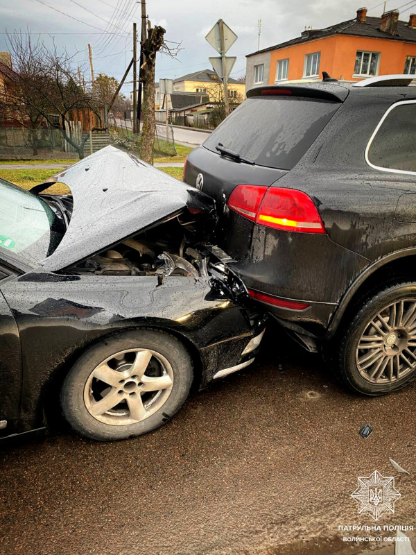 Не мав права керування: у Ковелі 19-річний водій врізався у припарковане авто. Фото