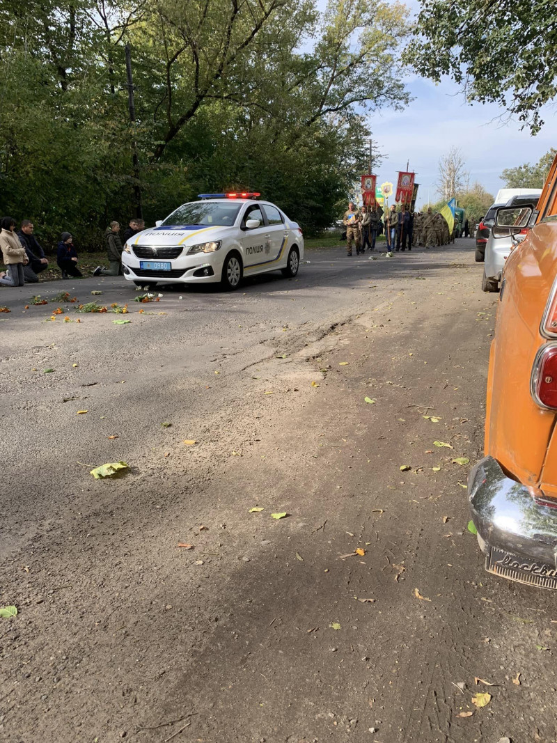 Помер на бойових позиціях: на Волині провели в останню дорогу захисника Олександра Юзвика