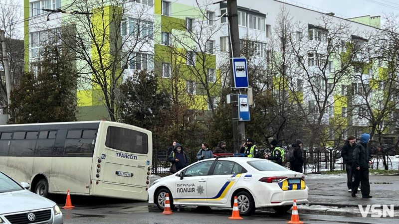 У Луцьку на зупинці маршрутка «провалилася» під асфальт