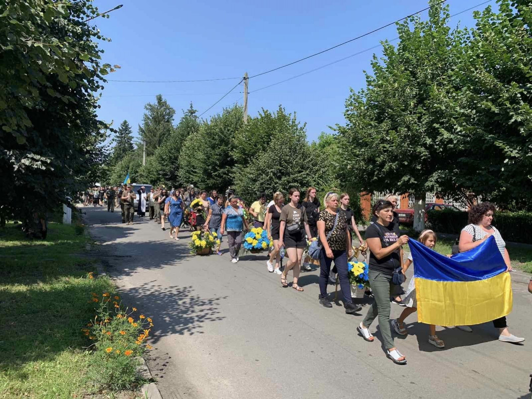 Щирий і добрий син, чоловік, товариш: на Волині попрощалися з молодим військовим. Фото