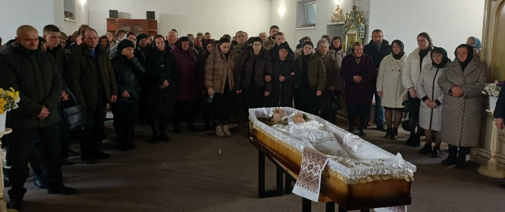 Маленька донечка у домовині зустріла тата: на Волині в останню дорогу провели Героя Максима Кухтея