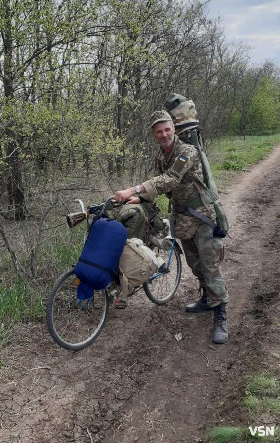 «Не хвилюйся, мамо, ми в лісі рибку ловимо», а у слухавці – вибухи: спогади про Героя з Волині Євгена Сороку