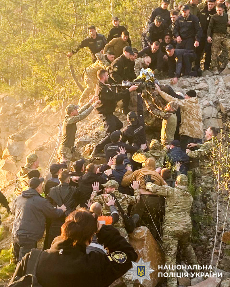 На Рівненщині добу шукали хлопчика, який провалився у кар’єр