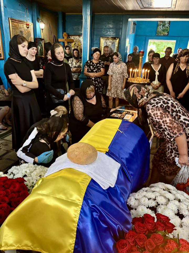 Загинув унаслідок авіаційного удару: на Волині попрощались з Героєм Дмитром Калінчуком