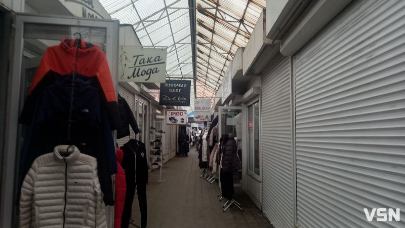 Скільки на ринку у Луцьку коштують зимові куртки та взуття?