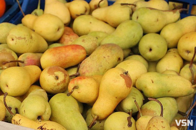 Скільки коштують яблука та груші на ринку у Луцьку?