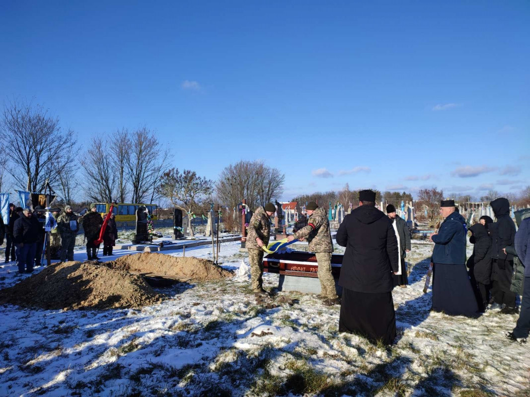 Майже 10 місяців Захисник вважався безвісти зниклим: на Волині попрощалися із загиблим військовослужбовцем Павлом Луценком